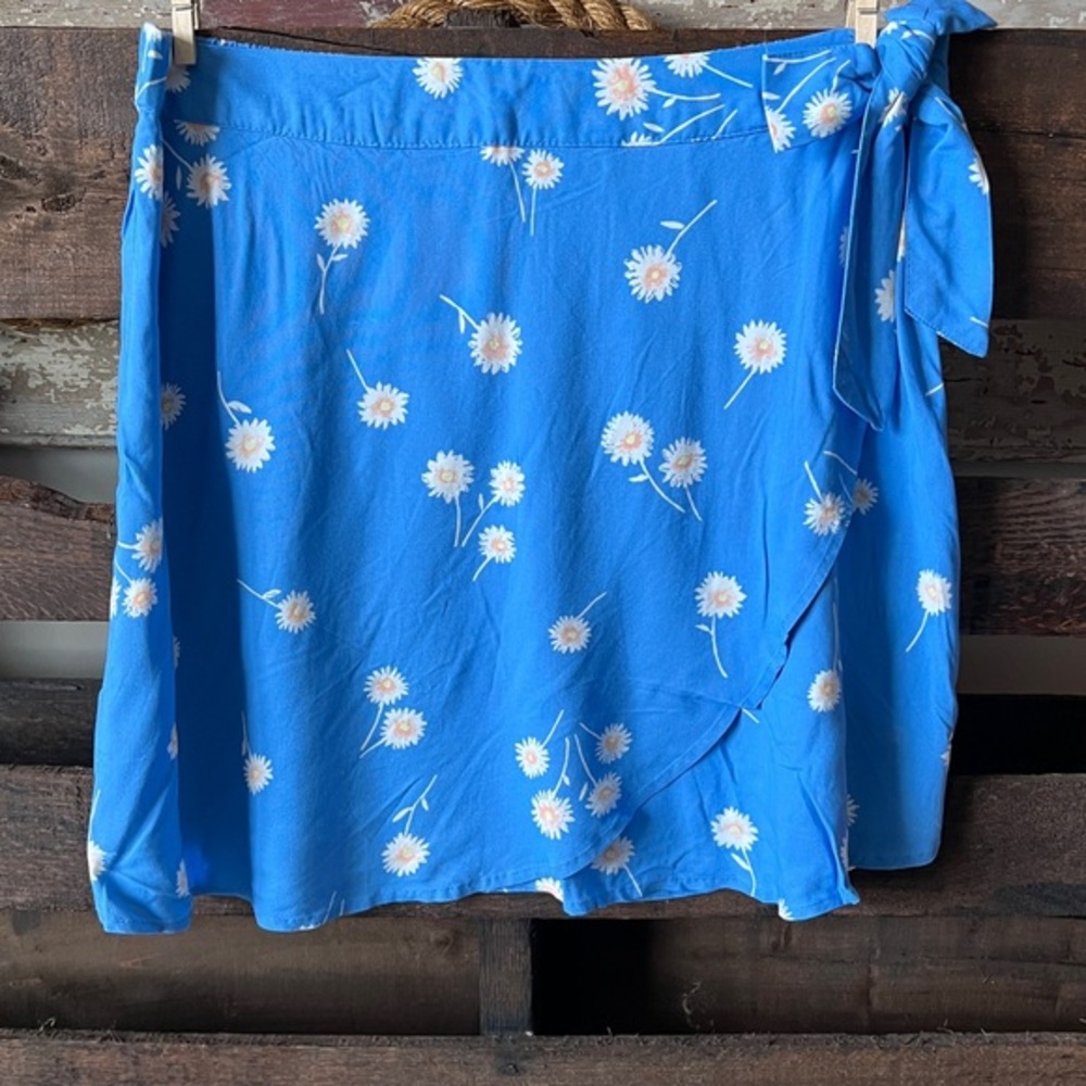🟠NWT SO Faux Wrap Mini Skirt in Blue Floral Print LARGE